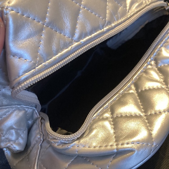 NWOT ⭐️SKINN 💫Cosmetics Limited Edition Quilted Silver Cosmetic Bag - Picture 6 of 6